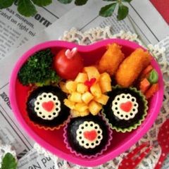 A picture of Mini Heart Doilies for Bento.
