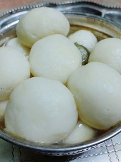 பெங்காலி ரசகுல்லா (Bengali Rasagulla Recipe in Tamil) செய்முறை முக்கிய புகைப்படம்