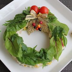 A picture of Christmas Potato Salad Wreath.