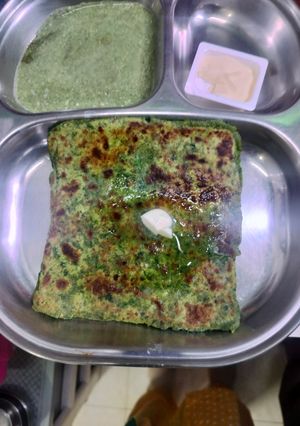 बथुआ का पराठा रेसिपी मुख्य फोटो