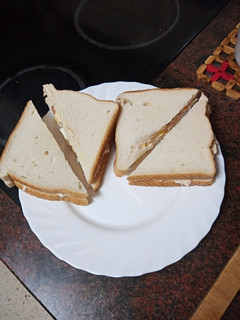 Una foto de Sándwich de ensaladilla de atún, maíz, huevo duro y mayonesa
