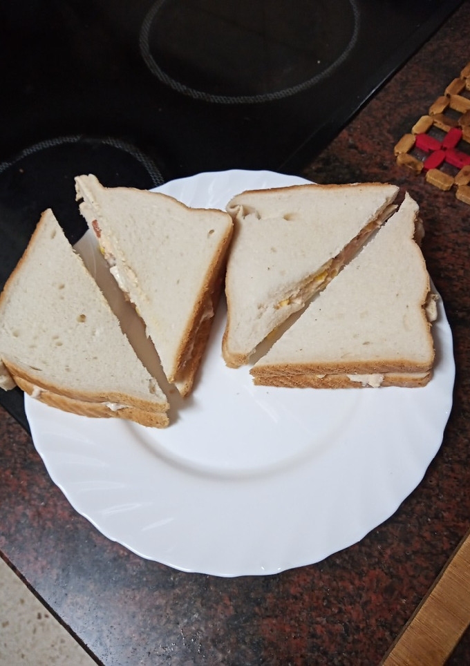 Una foto de Sándwich de ensaladilla de atún, maíz, huevo duro y mayonesa