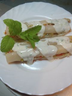 Una foto de Espárragos rellenos y con salsa de queso