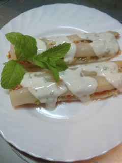 Una foto de Espárragos rellenos y con salsa de queso