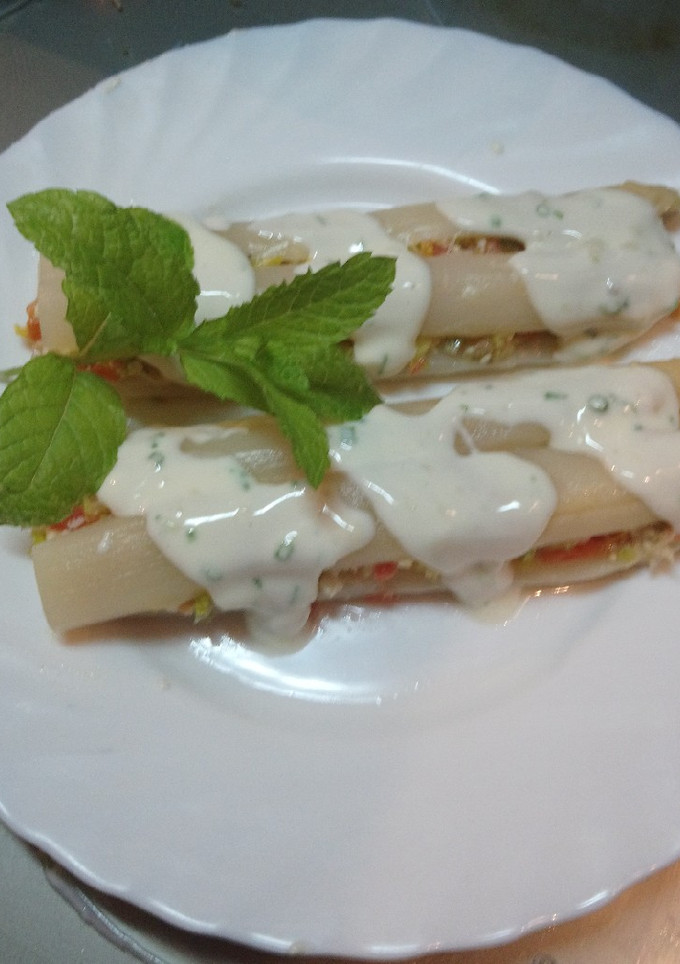 Una foto de Espárragos rellenos y con salsa de queso