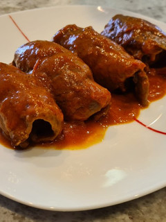 Una foto de Rollitos de ternera y tortilla en salsa de pimientos