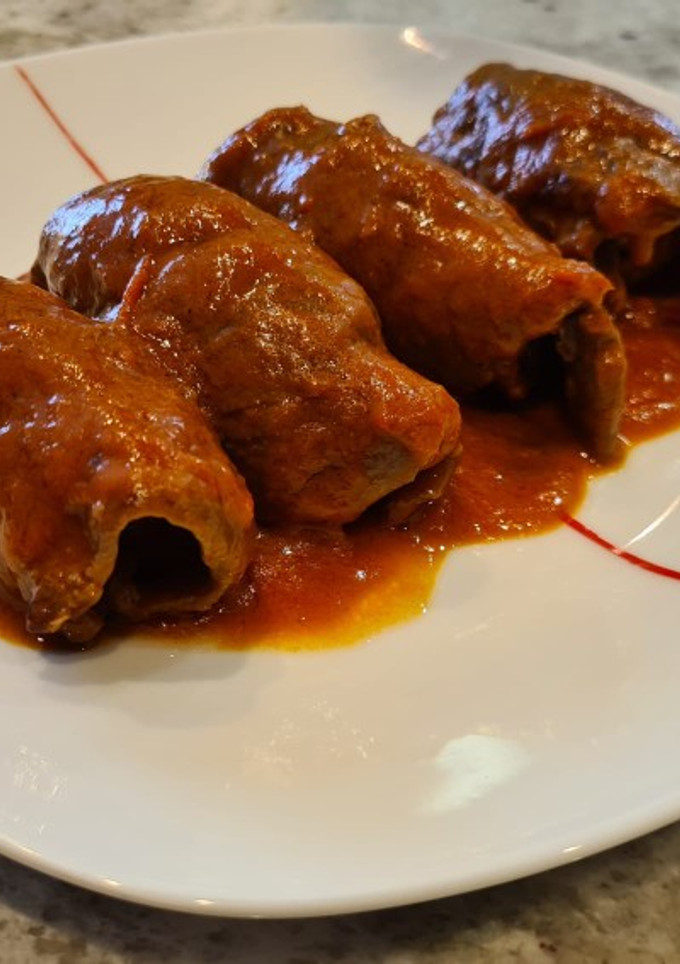 Una foto de Rollitos de ternera y tortilla en salsa de pimientos