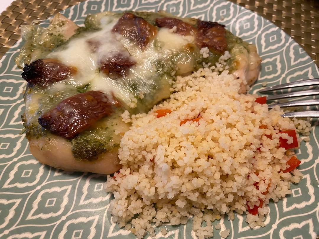 Pesztós csirke kuszkusszal recept recept fotó