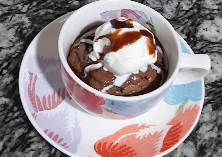 Nutella cup cake with vanilla icecream