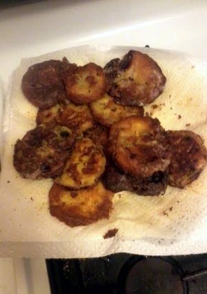 A picture of simple fried green tomatoes.