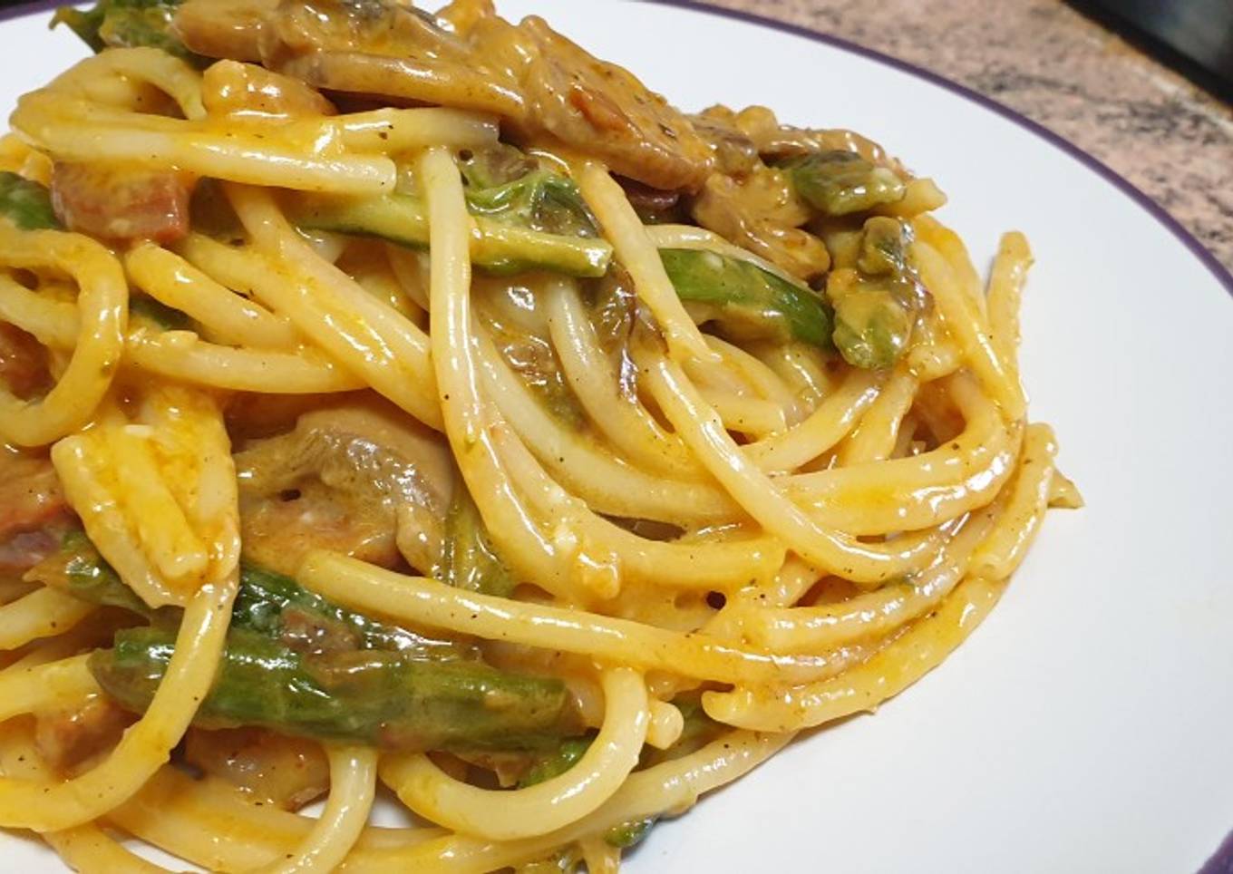 Pasta cremosa con espárragos