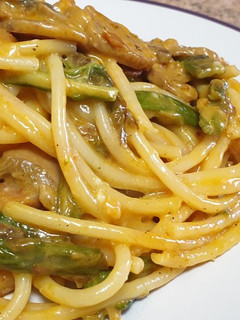 Una foto de Pasta cremosa con espárragos
