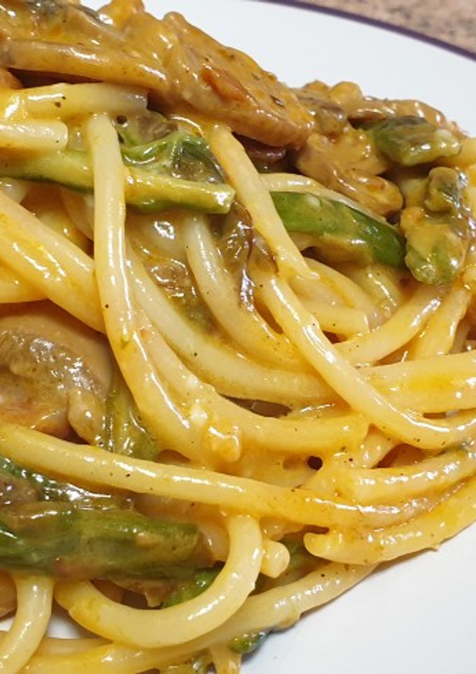 Una foto de Pasta cremosa con espárragos
