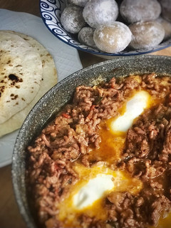 Una foto de Huevos rancheros con papas arrugás