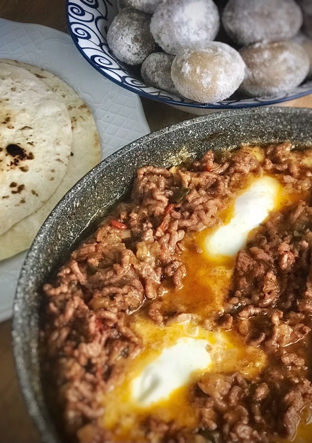 Una foto de Huevos rancheros con papas arrugás