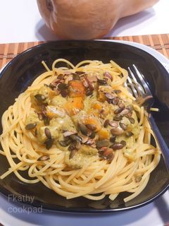 Sütőtökös-pestós spagetti szalonnával és pirított tökmaggal recept fotója