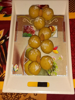 बेसन गोंद लड्डू (besan gond ladoo recipe in Hindi) रेसिपी मुख्य फोटो