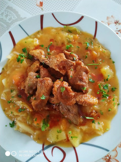 Sárgarépás kelkáposzta főzelék, fokhagymás hússal recept fotója