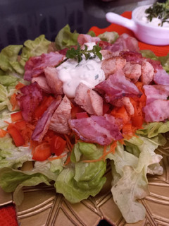 Una foto de Ensaladaa Lousiana con Salsa Ranch Casera 🥗