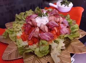 Una foto de Ensaladaa Lousiana con Salsa Ranch Casera 🥗