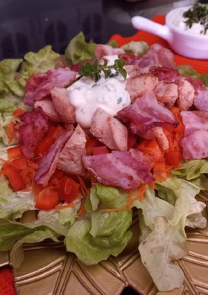 Una foto de Ensaladaa Lousiana con Salsa Ranch Casera 🥗