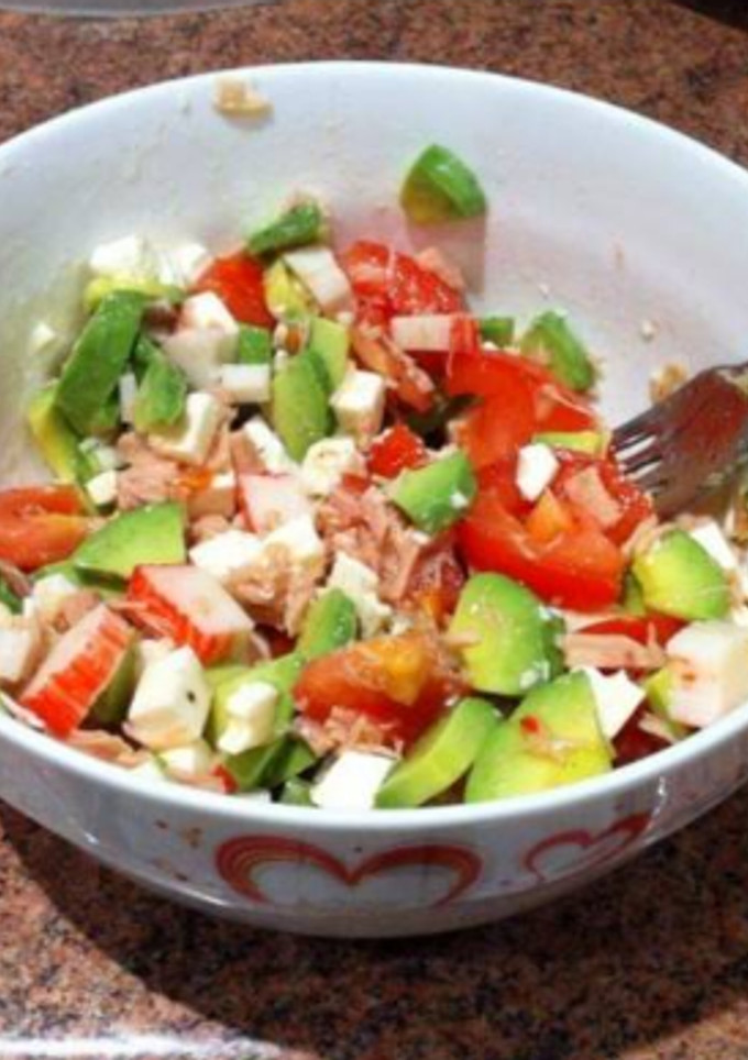 Una foto de 131. Ensalada de tomate y aguacate