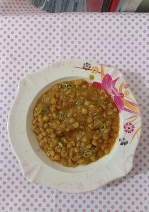 A picture of Dal chnna with guard.
