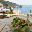 Ensalada de pencas de acelga, wakame y piñones