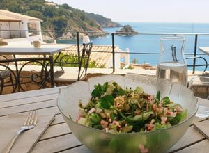 Foto principal de Ensalada de pencas de acelga, wakame y piñones