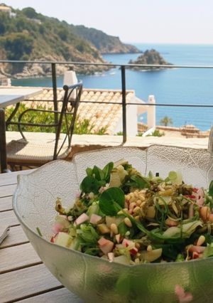 Una foto de Ensalada de pencas de acelga, wakame y piñones