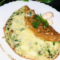 A picture of Spinach mushroom omelette with flavour of garlic.