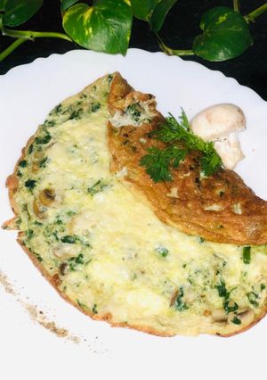 A picture of Spinach mushroom omelette with flavour of garlic.