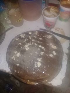 Una foto de Torta simple con dulce de leche y algo de chocolate
