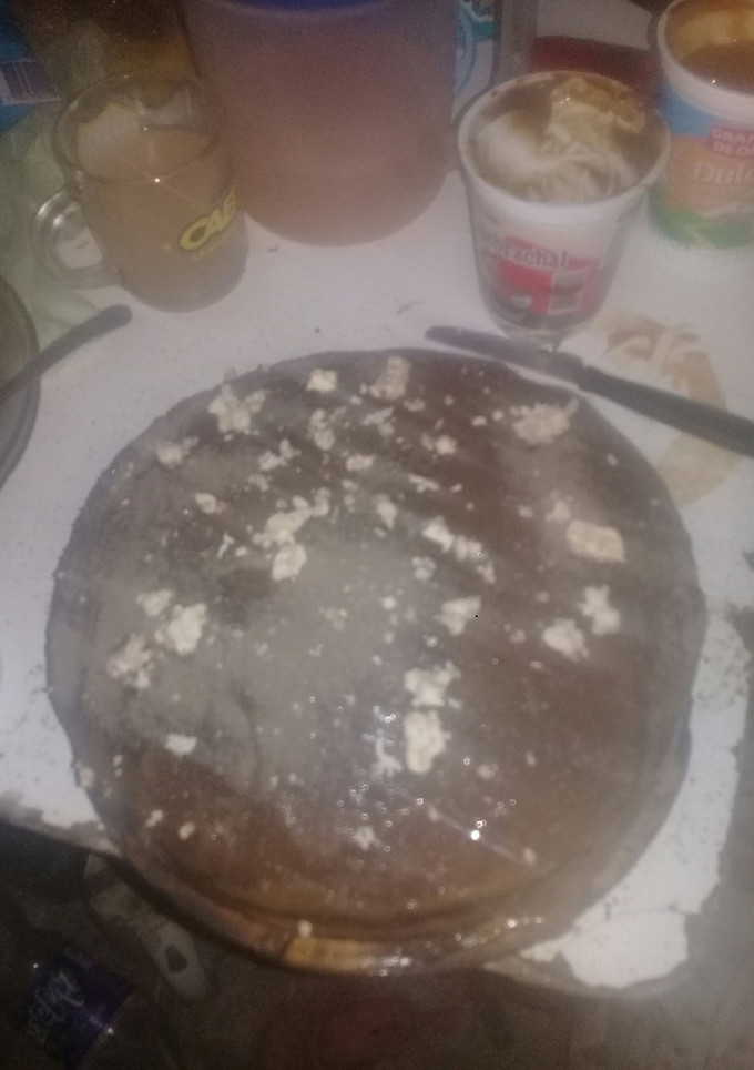 Una foto de Torta simple con dulce de leche y algo de chocolate