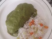 Una foto de pechuga de pollo con chiles poblano