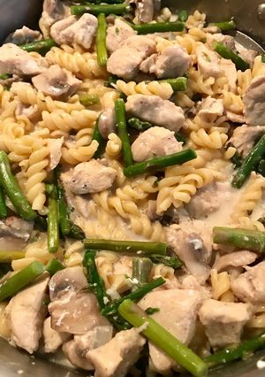 A picture of Chicken & asparagus one pot pasta.