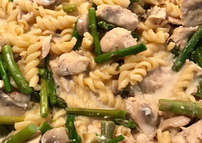 Chicken & asparagus one pot pasta recipe main photo