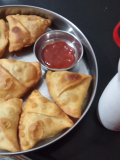 સમોસા (Samosa Recipe In Gujarati) રેસીપી મુખ્ય ફોટો
