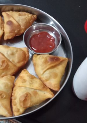 સમોસા (Samosa Recipe In Gujarati) રેસીપી મુખ્ય ફોટો