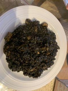 Una foto de Arroz negro meloso