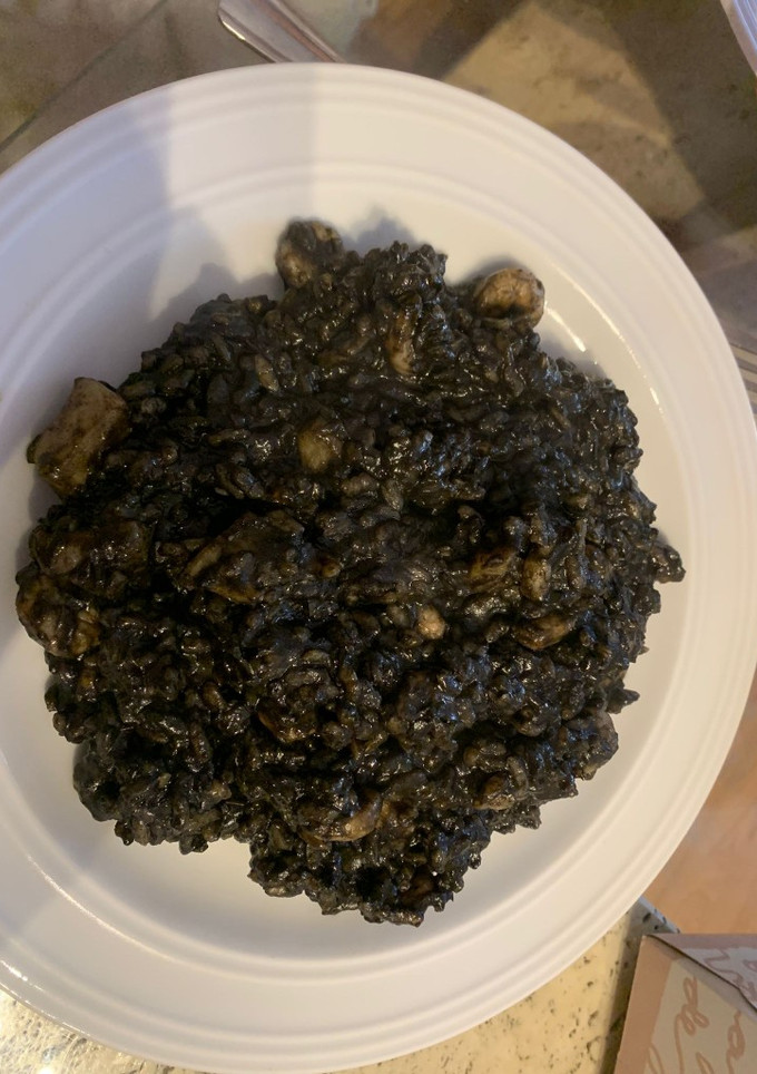 Una foto de Arroz negro meloso