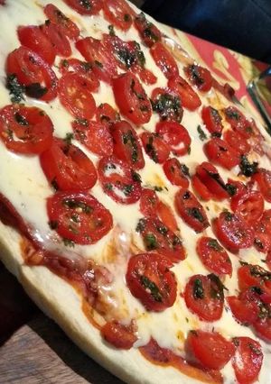 Una foto de Pizza de tomates cherry y pesto! 🤤