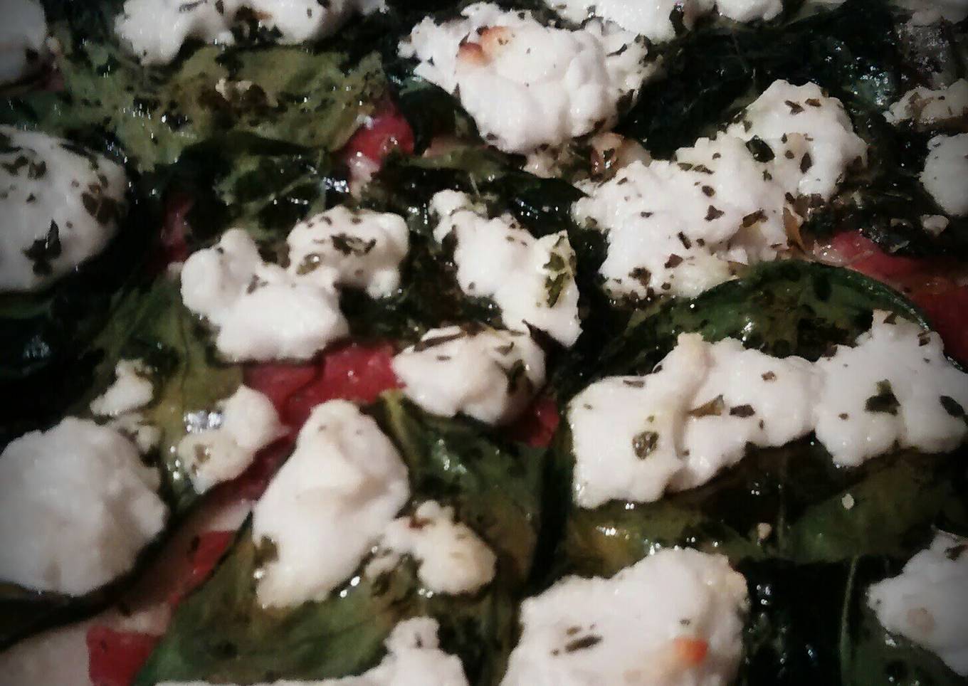 Pizza with spinach and goat cheese