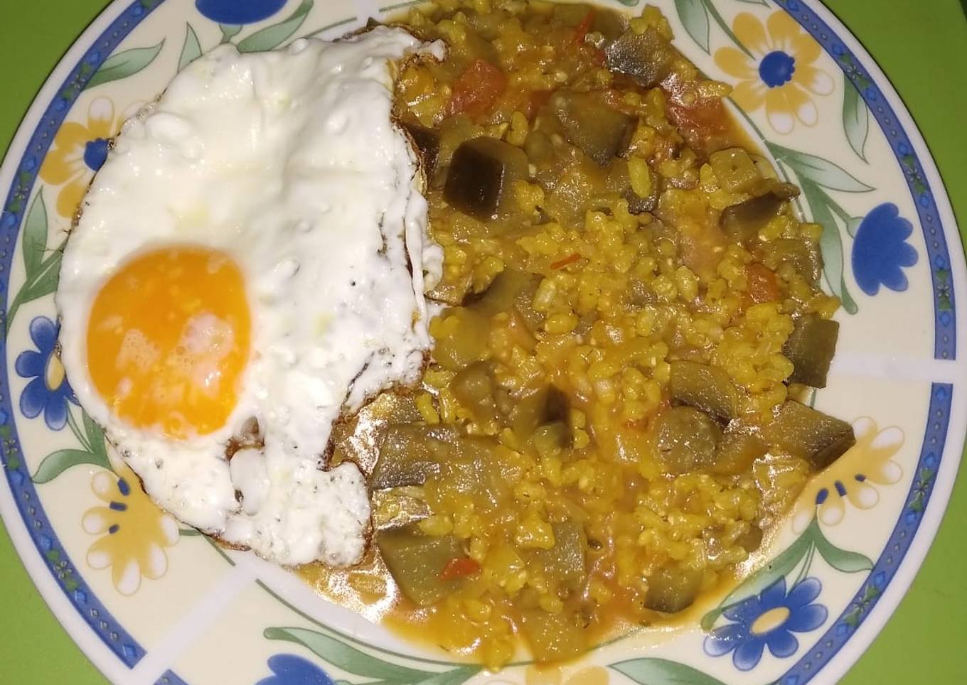 Arroz con berenjena y huevo a la plancha