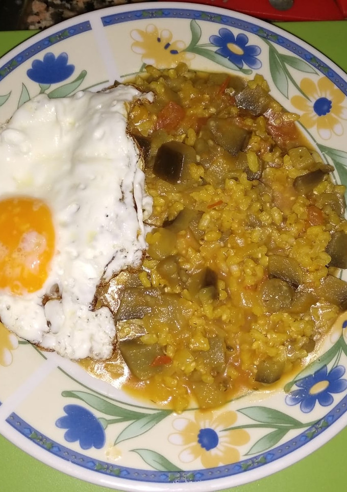 Una foto de Arroz con berenjena y huevo a la plancha