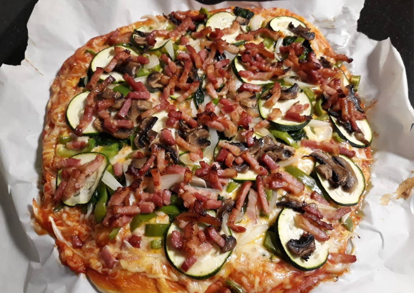 Pizza de bacon, calabacín y más