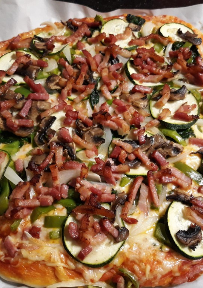 Una foto de Pizza de bacon, calabacín y más