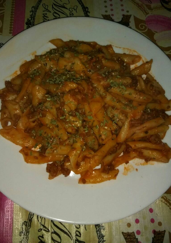 Una foto de Macarrones con carne y salsa de tomate