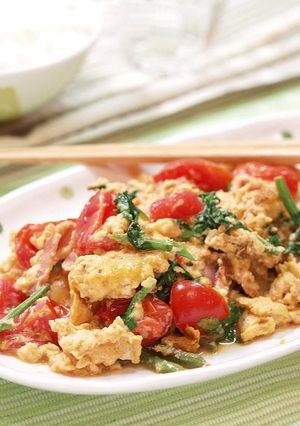 A picture of Scrambled Eggs with Colourful Vegetables and Ponzu Sauce.