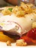 Calamari ripieni di ricotta, prezzemolo e zeste di limone. Peperoni al forno e pane croccante